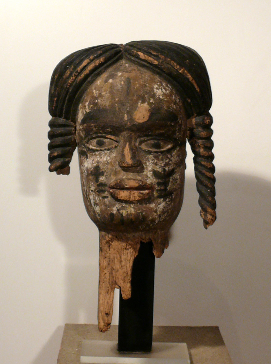 Ahnenkopf eines toten jungen Maedchens Idjo Nigeria